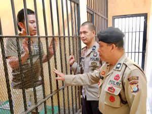 Pastikan Aman dan Lengkap, Ps. Kanit Samapta Polsek Marbo Kontrol Ruang Tahanan