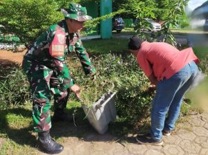 Kerja Bakti Koramil 1426-02/Polsel Bersama Warga, Jadi Sasaran Saluran Air Dan Bahu Jalan