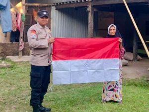Sambut HUT RI ke-79, Bhabinkamtibmas Polsek Pattallassang Imbau Warganya Kibarkan Bendera Merah Putih