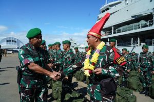 Pangdam XIV/Hsn Memimpin Upacara Penerimaan Satgas Yonif 721/Mks Purna Tugas Operasi Pamtas RI-PNG di Wilayah Papua
