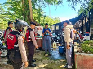Patroli Sat Samapta Polres Takalar Berikan Pesan Kamtibmas Bagi Anak Sekolah yang Masih Nongkrong Setelah Jam Belajar Usai