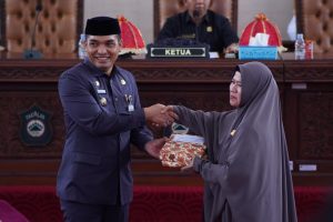 Hadiri Rapat Paripurna DPRD, Sekda Takalar Serahkan Dokumen Rancangan Perubahan KUA-PPAS TA 2024