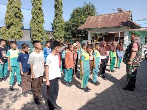 Bentuk Karakter Dan Disiplin, Babinsa Kelurahan Palleko Latih Siswa Siswi SD Baris Berbaris