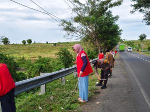 Mahasiswa KKN Unhas,Bhabinkantibmas dan para kepala dusun Desa Pao Gotong royong membersihkan sampah dijalan Poros Jeneponto – Bantaeng yang slama ini dijadikan tempat pembuangan sampah oleh pengguna jalan,
