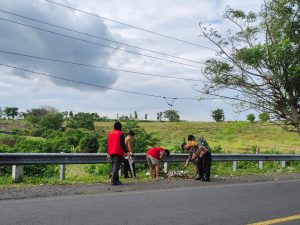 Mahasiswa KKN Unhas,Bhabinkantibmas dan para kepala dusun Desa Pao Gotong royong membersihkan sampah dijalan Poros Jeneponto - Bantaeng yang slama ini dijadikan tempat pembuangan sampah oleh pengguna jalan, | NEWS TV Indonesia