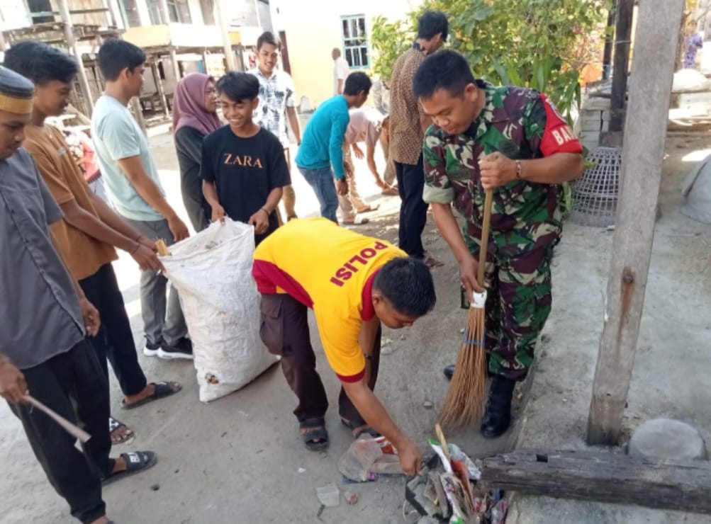 Babinsa Koramil 1426-06/Mapsu Kodim 1426 Takalar, Ajak Warga Gotong Royong Bersihkan Selokan | NEWS TV Indonesia