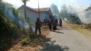 Kerja Bakti Personel Koramil 1426-03/Galut Kodim 1426 Takalar Bersama Warga Bersihkan Saluran Air