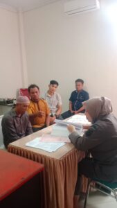 *Duduk. Reskrim Polres Jeneponto Limpahkan Tersangka Persetubuhan Anak Disabilitas*