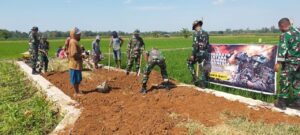 Koramil 1426-07/Pattallassang Kodim 1426 Takalar Bersama Warga Gotong Royong Menimbun Jalan Tani