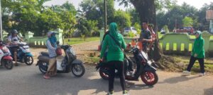 Peduli Sesama, Koramil 1426-07/Pattallassang Bagikan Snack Kepada Kepada Pengguna Jalan