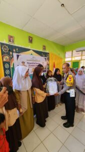*Kapolres Jeneponto Berikan Bantuan Peralatan Sekolah kepada SMP Negeri 1 Binamu*