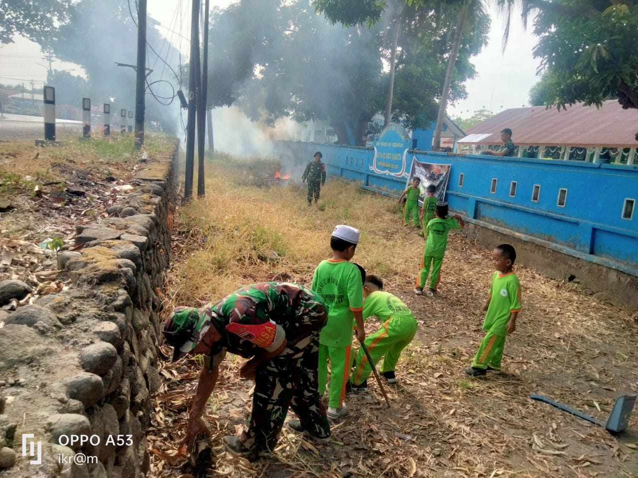 Peduli Sesama, Koramil 1426-07/Pattallassang Bagikan Snack Kepada Kepada Pengguna Jalan | NEWS TV Indonesia