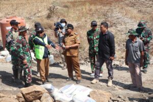 Dansatgas TMMD ke-122 Letkol Inf Muhammad Amin, S.IP., Bersama Pj Bupati Jeneponto Tinjau Perintisan Jalan Di Desa Tuju
