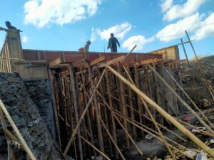 Pelaksanaan TMMD Ke-122 TA. 2024 Kodim 1425/Jeneponto, Pemasangan Papan Mal dan Besi Jembatan di Desa Tuju