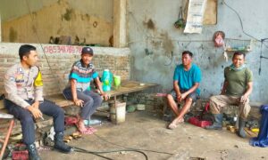 Bhabinkamtibmas Sambangi Warga Desa, Ingatkan Pentingnya Jaga Kamtibmas Jelang Pilkada