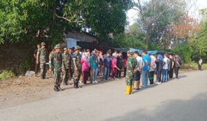 Gotong Royong Bersama Warga, Koramil 1426-07/Pattallassang Kodim 1426 Takalar Bersihkan Pinggir Jalan