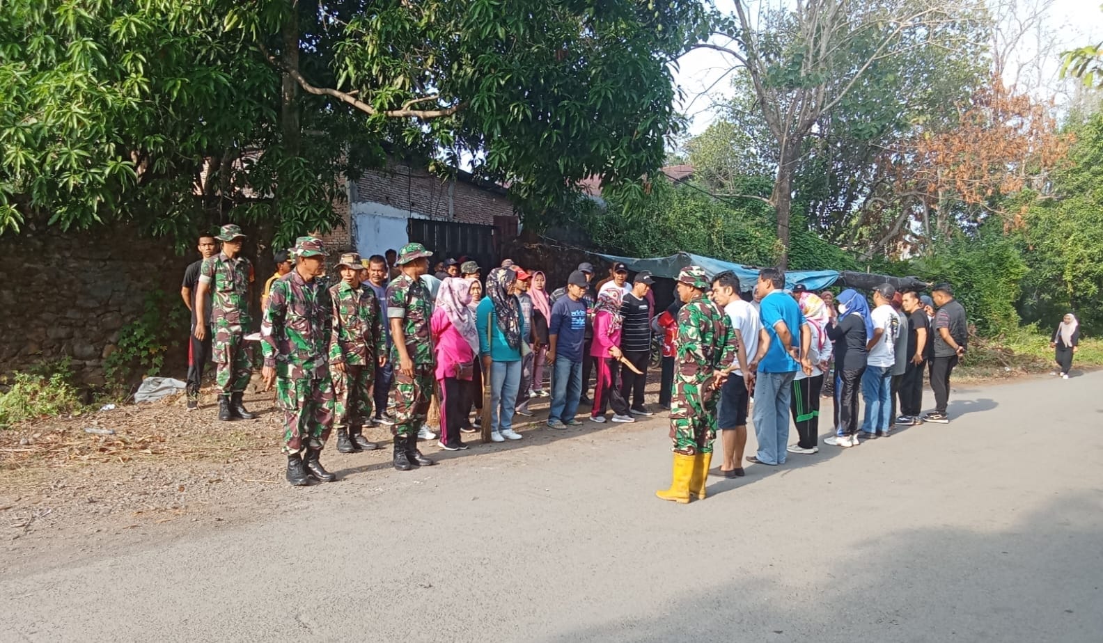 Gotong Royong Bersama Warga, Koramil 1426-07/Pattallassang Kodim 1426 Takalar Bersihkan Pinggir Jalan | NEWS TV Indonesia