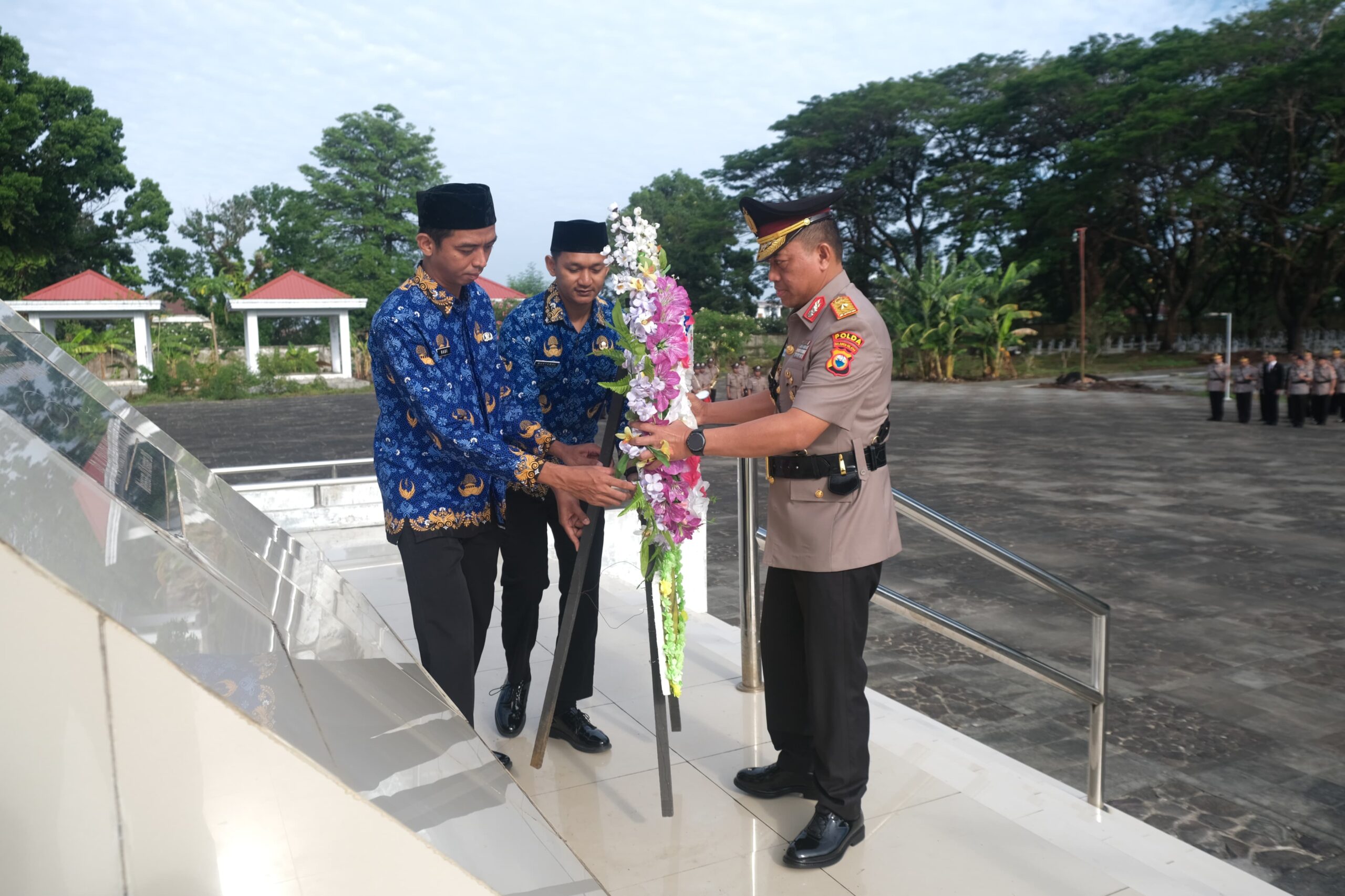 *Wakapolda Sulsel Pimpin Upacara dan Tabur Bunga HUT KORPRI Ke-53 di Taman Makam Pahlawan Panaikang* | NEWS TV Indonesia