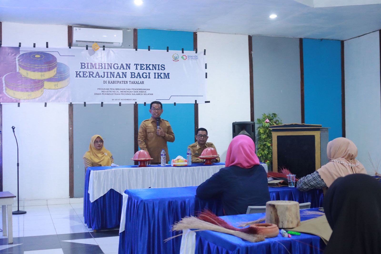 Perempuan Rumah Tangga Miskin Ekstrem di Takalar dilatih Kerajinan Anyaman Serat Lontara. | NEWS TV Indonesia