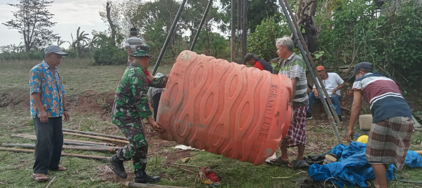 Babinsa Koramil 1426-01/Polut, Desa Balangtanaya Bersama Kelompok Tani Kerja Bakti Membuat Sumur Bor | NEWS TV Indonesia