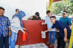 Dilanda Kekeringan, Daeng Manye Salurkan Bantuan Air Bersih untuk Masyarakat Cikoang