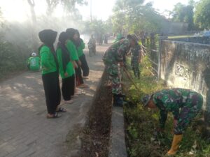 Wujud Kepedulian Koramil 1426-05/Marbo Kodim 1426 Takalar Bersama Warga, Kerja Bakti Bersihkan Saluran Air