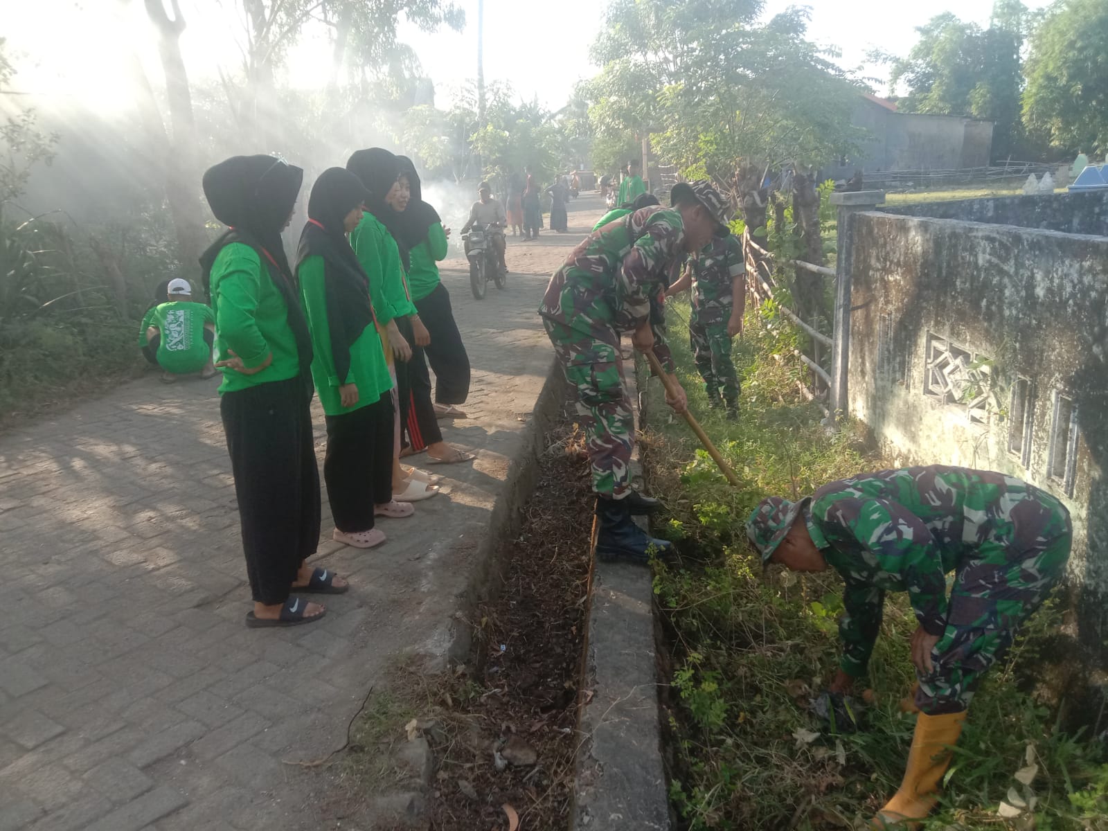 Wujud Kepedulian Koramil 1426-05/Marbo Kodim 1426 Takalar Bersama Warga, Kerja Bakti Bersihkan Saluran Air | NEWS TV Indonesia