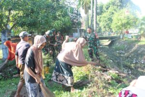 Kerja Bakti, Koramil 1426-01/Polut Kodim 1426 Takalar Bersama Warga Bersihkan Saluran Irigasi
