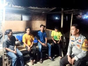 Sambang Kamtibmas dalam Rangka Cooling System, Bhabinkamtibmas Desa Banggae Ajak Pemuda Wujudkan Pilkada Damai