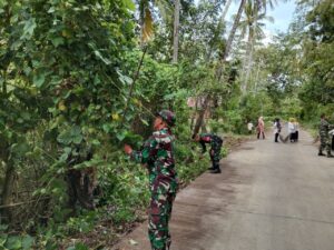 Wujudkan Semangat Gotong Royong, Koramil 1426-07/Pattallassang Bersama Masyarakat Bersihkan Pinggir Jalan