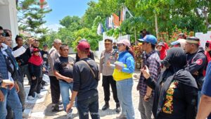 “Protes Besar di Maros: Ratusan Warga Tuntut Klarifikasi Dugaan Ketidaknetralan Pemilu”