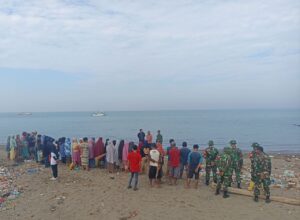 Peduli Kebersihan, Koramil 1426-03/Galut Bersama Masyarakat Laksanakan Kerja Bakti Pembersihan Pantai