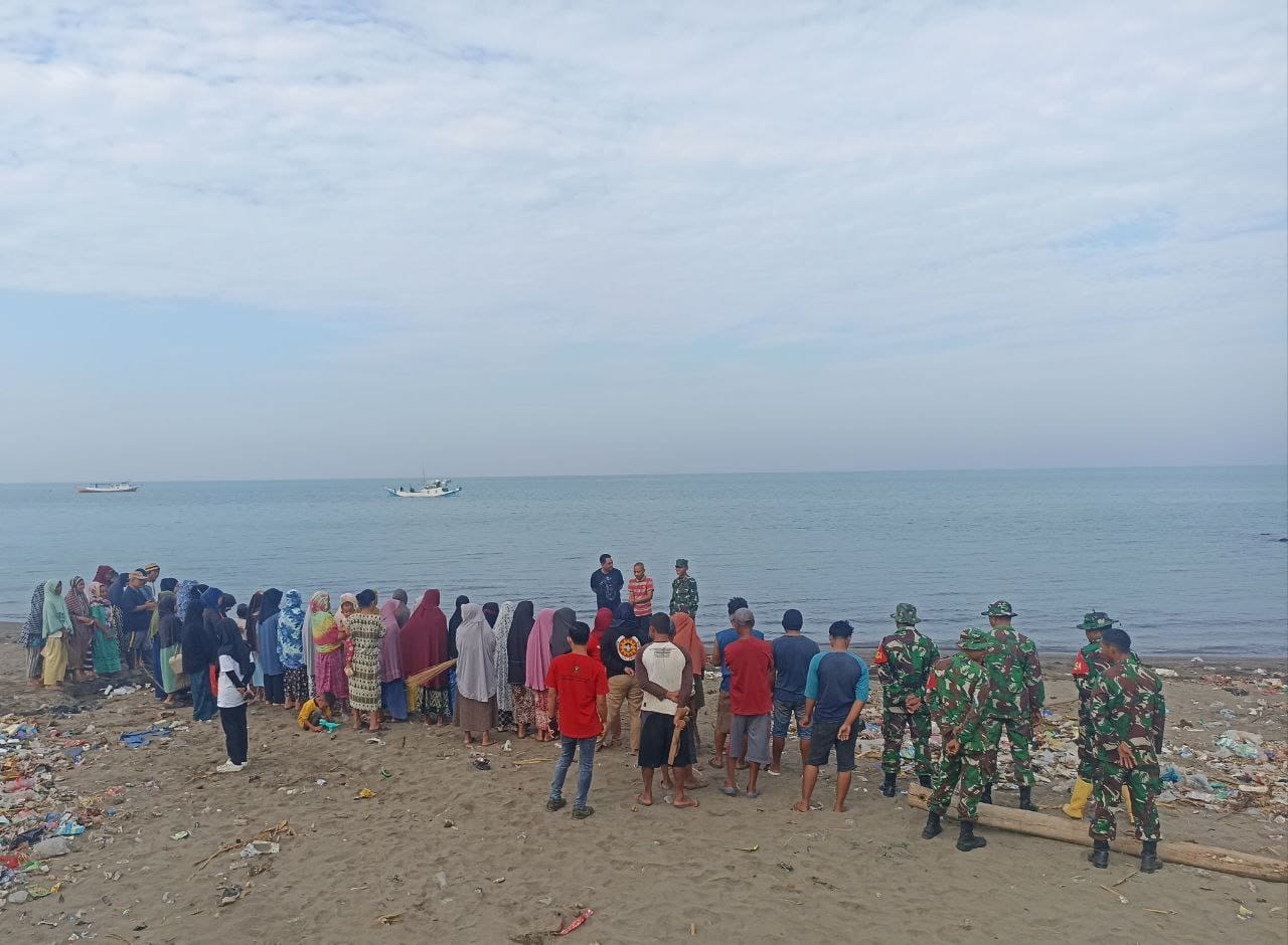 Peduli Kebersihan, Koramil 1426-03/Galut Bersama Masyarakat Laksanakan Kerja Bakti Pembersihan Pantai | NEWS TV Indonesia