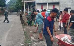 Koramil 1426-04/Galesong Kodim 1426 Takalar Bersama Warga Kerja Bakti Bersihkan Selokan Dan Bahu Jalan