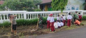 Kerja Bakti Bersama Siswa SD, Koramil 1426-01/Polut Ajarkan Pentingnya Menjaga Kebersihan Lingkungan Sejak Dini