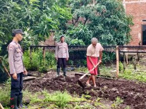 Dukung Swasembada Pangan, Bhabinkamtibmas Kelurahan Mangadu Dampingi Warga Buat Bedengan Tanaman Bergizi