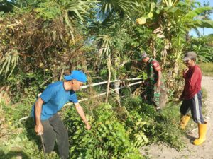 Koramil 1426-04/Galesong Kodim 1426 Takalar Bersama Warga Kerja Bakti Bersihkan Selokan Dan Bahu Jalan