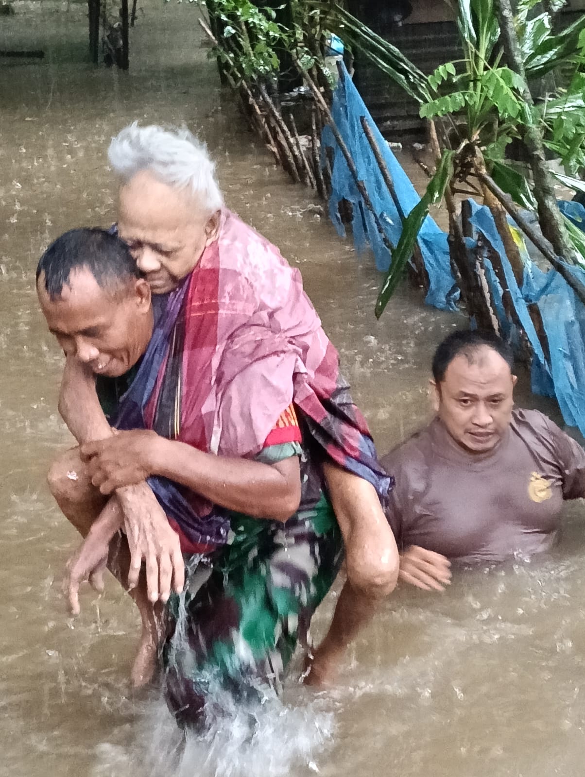 Jajaran Kodam XIV/Hsn di Wilayah Sulsel Berikan Bantuan kepada Korban Banjir | NEWS TV Indonesia