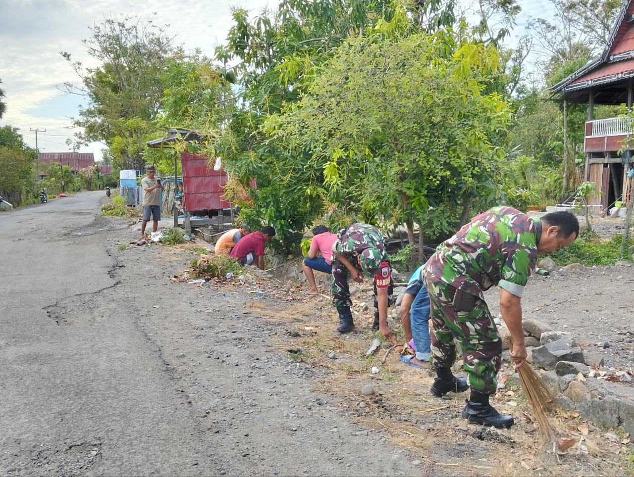 Gelar Karya Bakti TNI Babinsa Koramil 1425-03/Tamalatea Kodim 1425 Jeneponto Ajak Warga Pembersihan Saluran Air | NEWS TV Indonesia