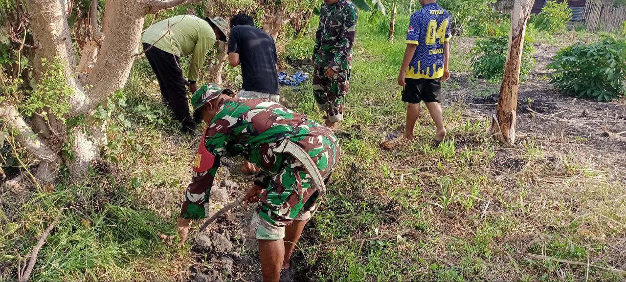 Antisipasi Banjir Babinsa Koramil 1425-04/Kelara Bersama Warga Gotong Royong Bersihkan Saluran Air | NEWS TV Indonesia