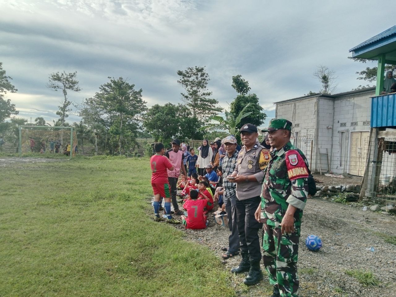 Babinsa Desa Bungung Loe Berikan Pengamanan Pelaksanaan Pertandingan Turnamen Sepak Bola “Kepala Desa Cup III Tahun 2024 | NEWS TV Indonesia