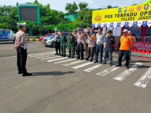 Anggota Kodim 1425 Jeneponto Bersama Instansi Terkait Laksanakan Apel Pengamanan OPS Lilin 2024