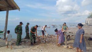 Babinsa Koramil 1425-05/Batang Gelar Karya Bakti Bersihkan Pantai Kampung Sicini