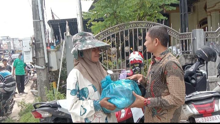 Ketua IJMA Salurkan 30 Paket Sembako Bantuan Umat untuk Warga Miskin di Kota Idi | NEWS TV Indonesia