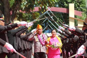 Tradisi Pedang Pora Sambut Kapolresta Palu Kombes Pol. Deny Abrahams