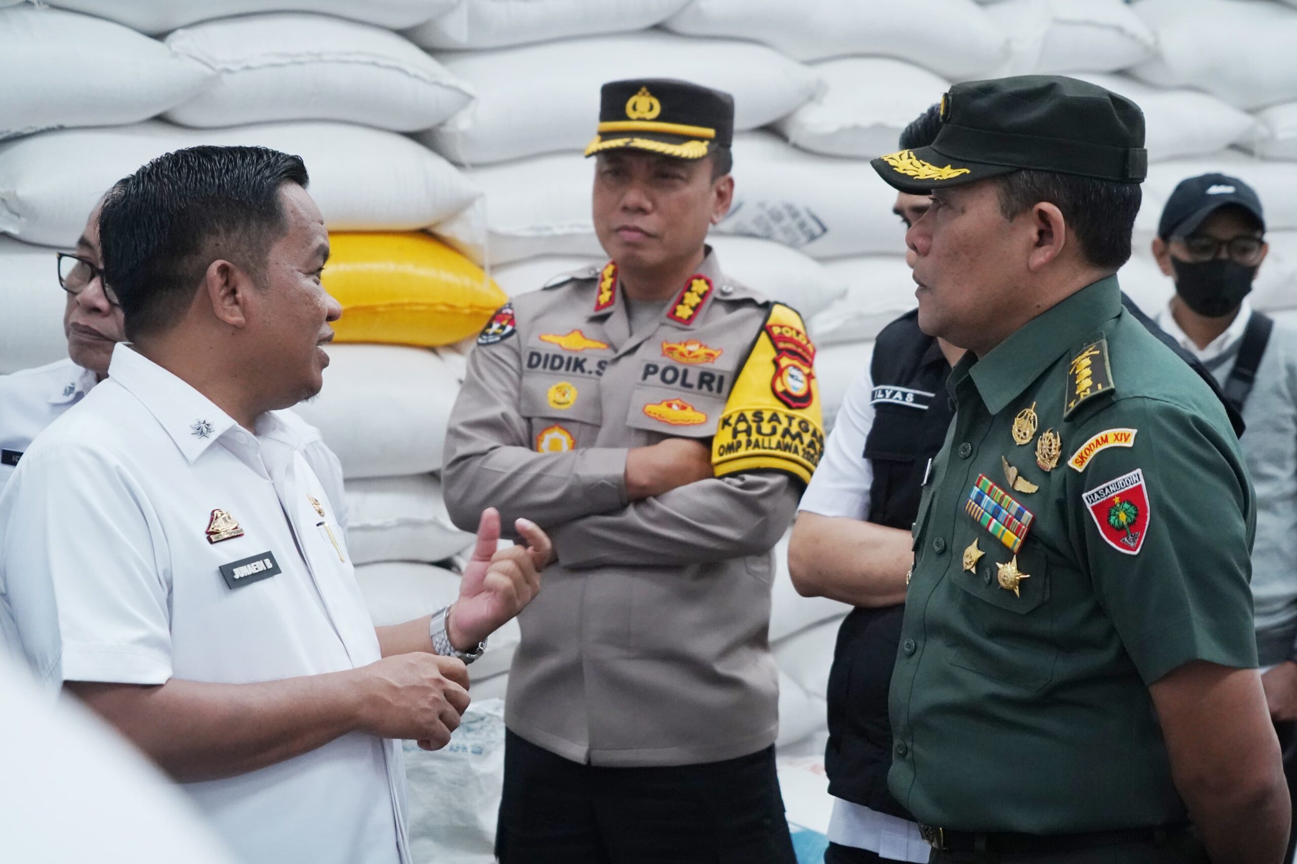 *Pamen Ahli Bidang Hukum dan Humaniter Poksahli Pangdam XIV/Hsn Turut Pantau Gudang Bulog di Makassar* | NEWS TV Indonesia