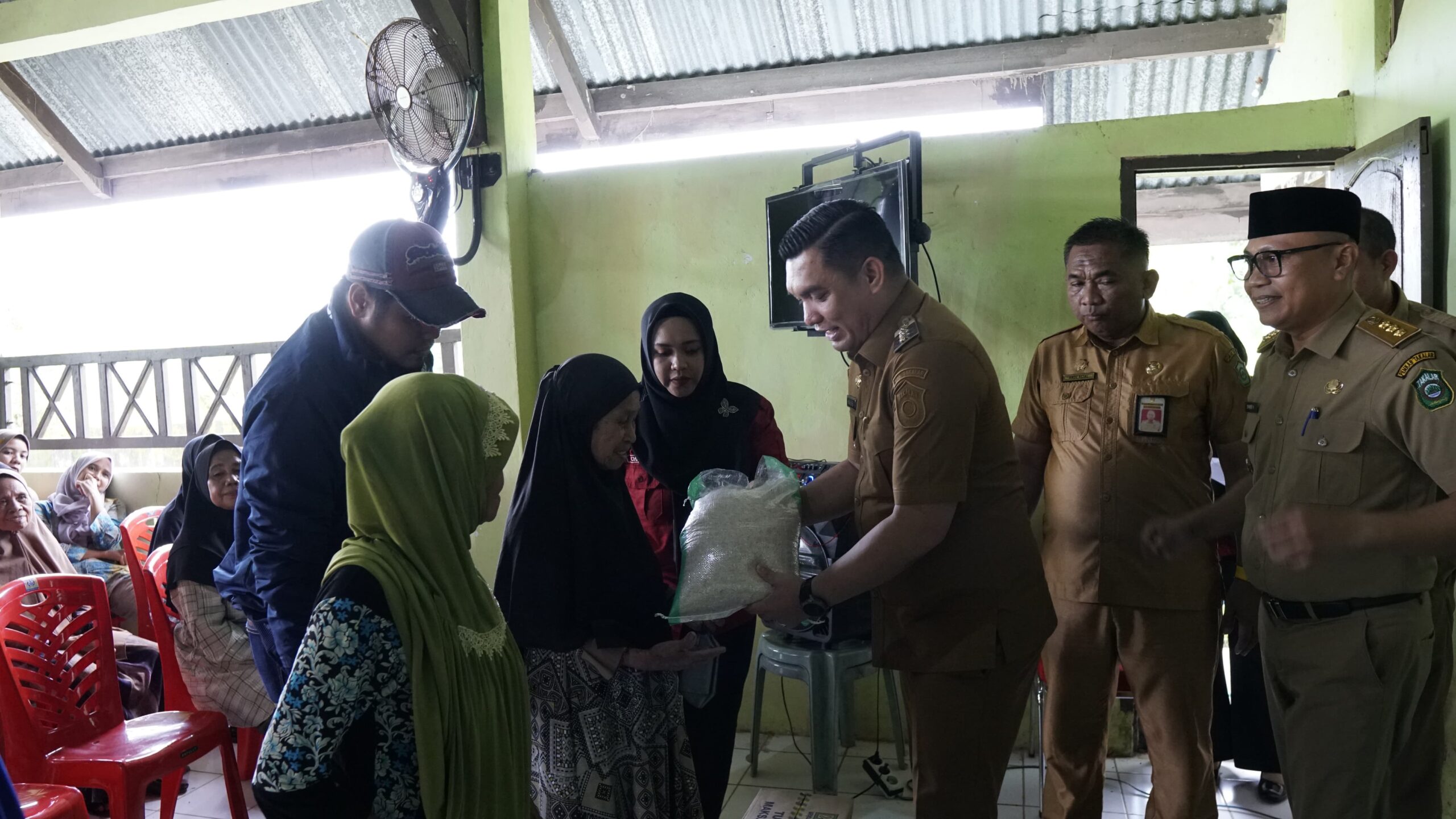 Pj. Bupati Serahkan Bantuan Sembako untuk Masyarakat Miskin Ekstrem | NEWS TV Indonesia