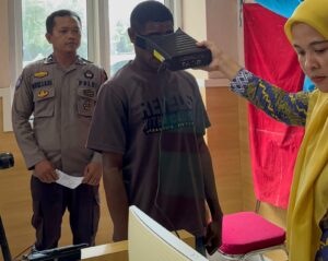 Elson ditemani Bhabinkamtibmas langsung melakukan perekaman KTP-e setelah masuk islam dimapolres jeneponto