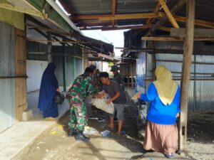 Peduli Kebersihan, Babinsa Koramil 1425-03/Tamalatea Karya Bakti Pembersihan Pasar Bersama Masyarakat.