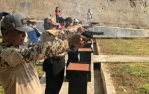 Personel Polres Bengkulu Utara melaksanakan Latkatpuan menembak di Lapangan Amartha 